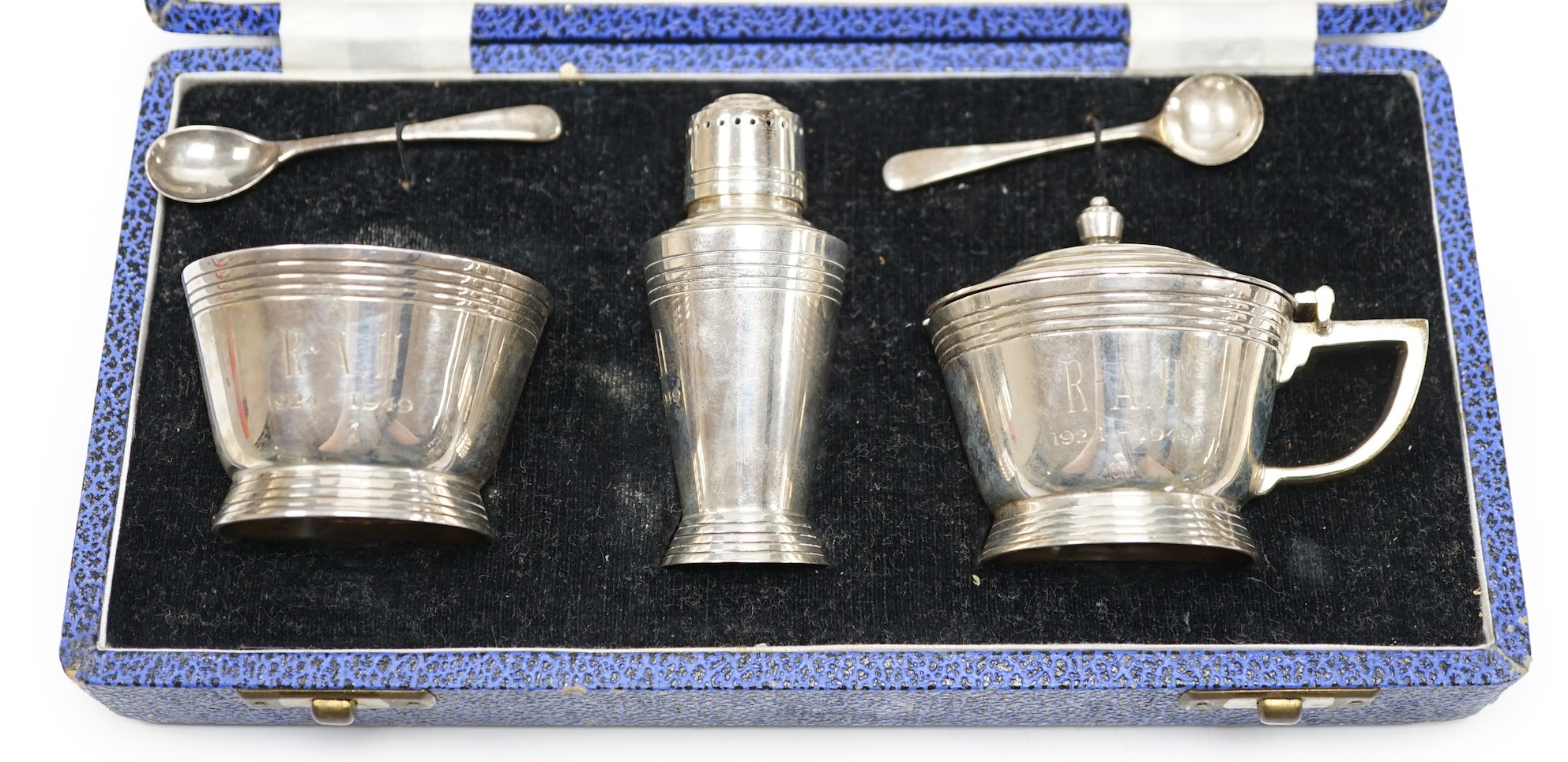 A cased George VI Art Deco silver three piece condiment set and two matching spoons, Mappin & Webb, Sheffield, 1948.